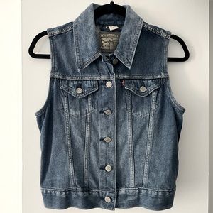Like-new Levi’s denim vest, size S, cute over sundresses!